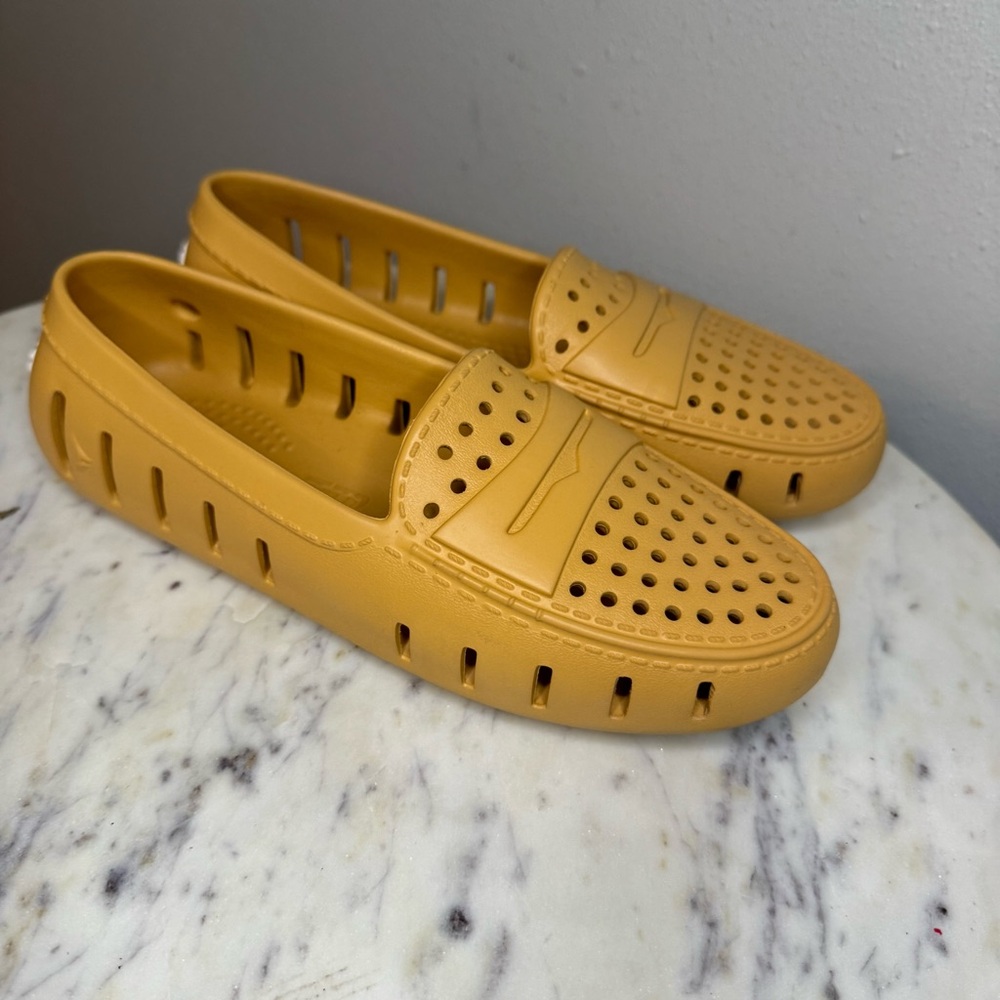 Floaters Posh Driver Shoes Womens Size 6
Yellow Lightweight loafers